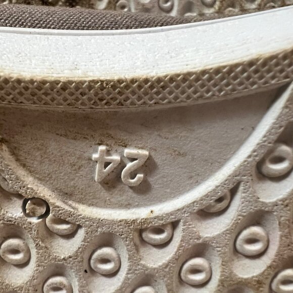 Muk Luks Kids Shark Slip-On Shoes Size 8 - Picture 7 of 8